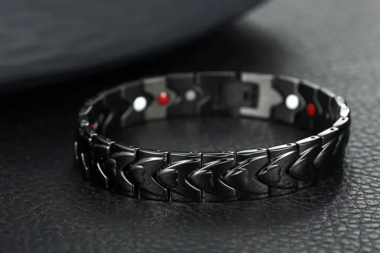 Pulsera de acero de titanio con imán en forma de corazón