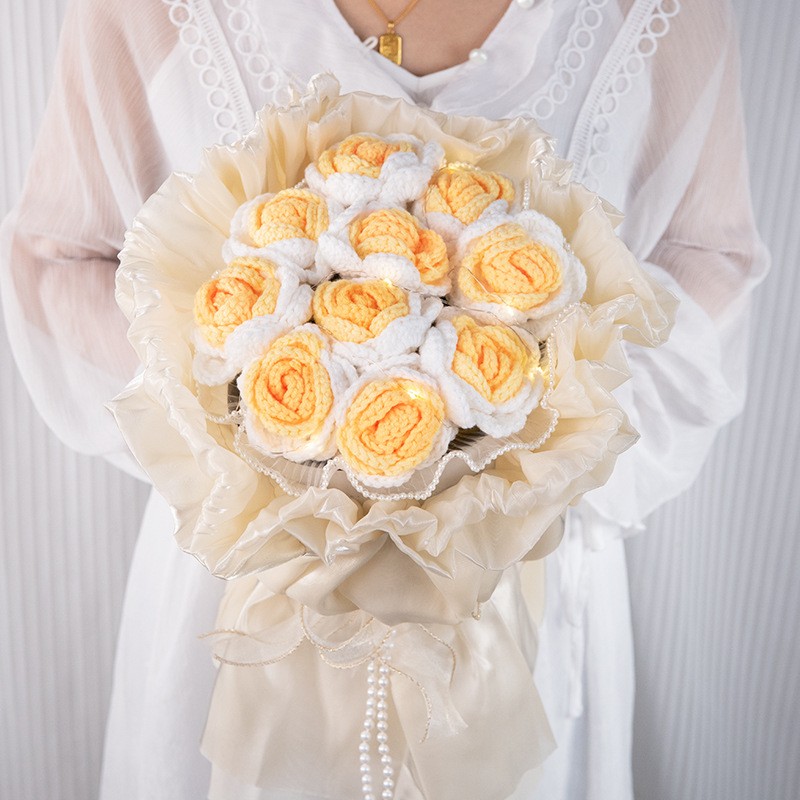 Ramo de lana rosa tejido a mano