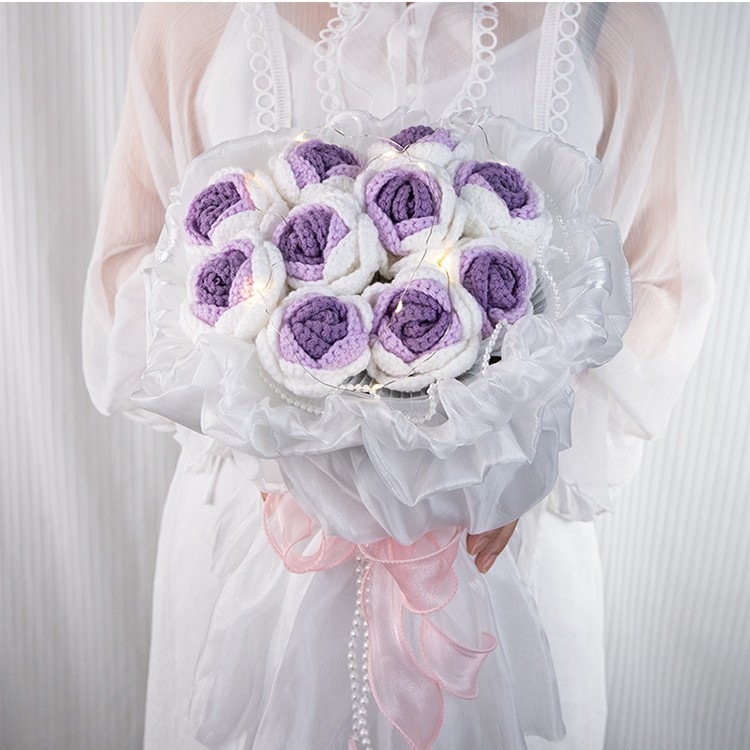 Ramo de lana rosa tejido a mano