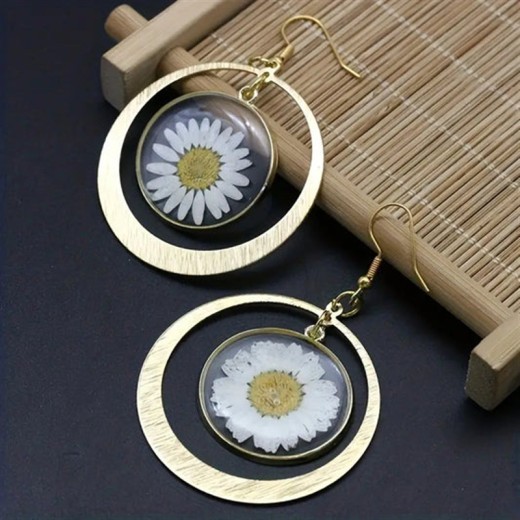 Bohemia le regaló sus pendientes de flor eterna