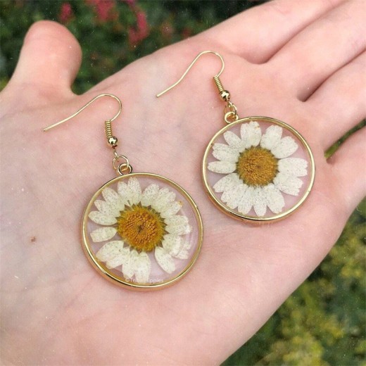Bohemia le regaló sus pendientes de flor eterna