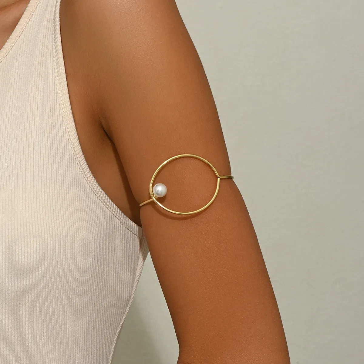 Brazalete geométrico redondo con incrustaciones de nicho para mujer