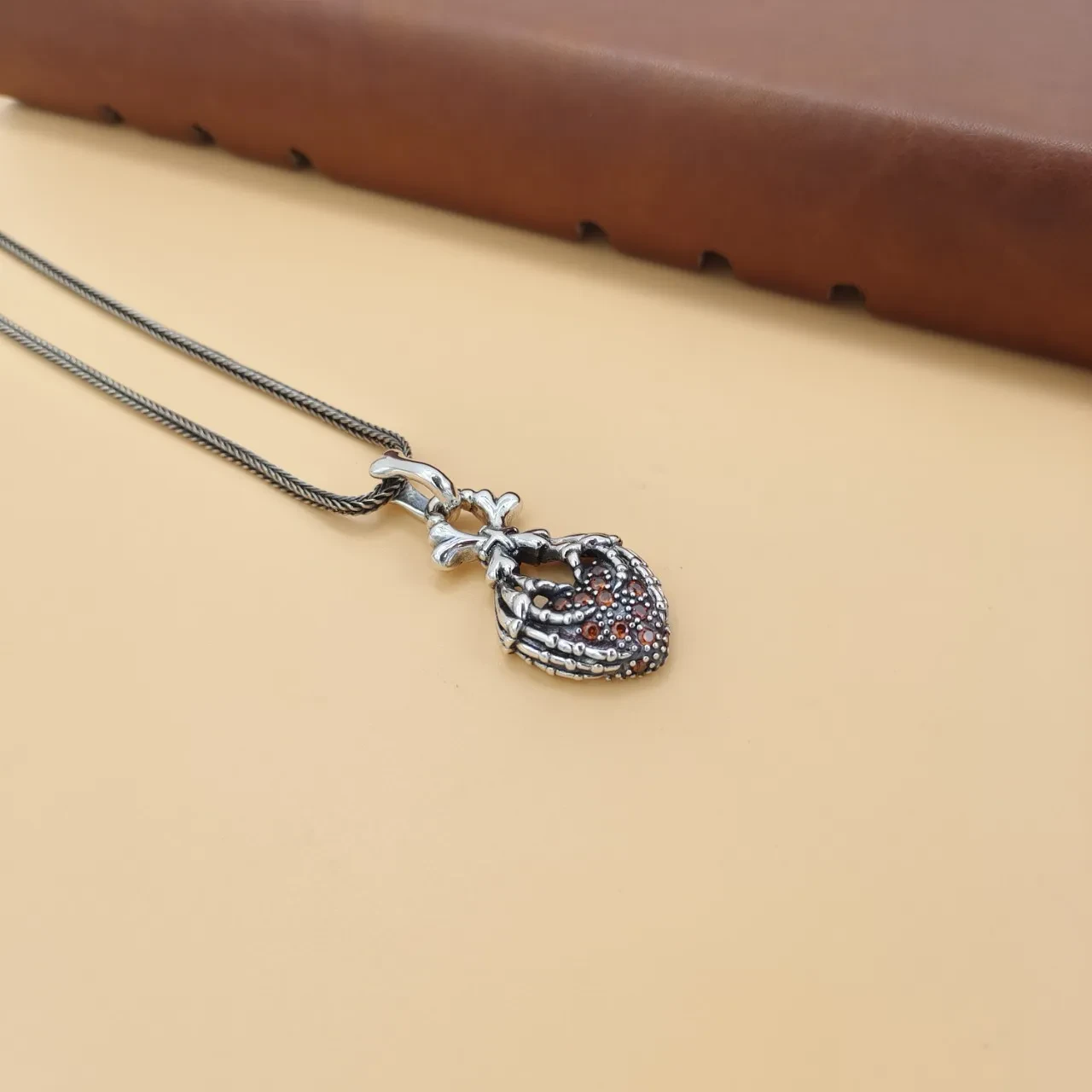 Colgante tridimensional de doble cara roto de plata 925 con diamantes