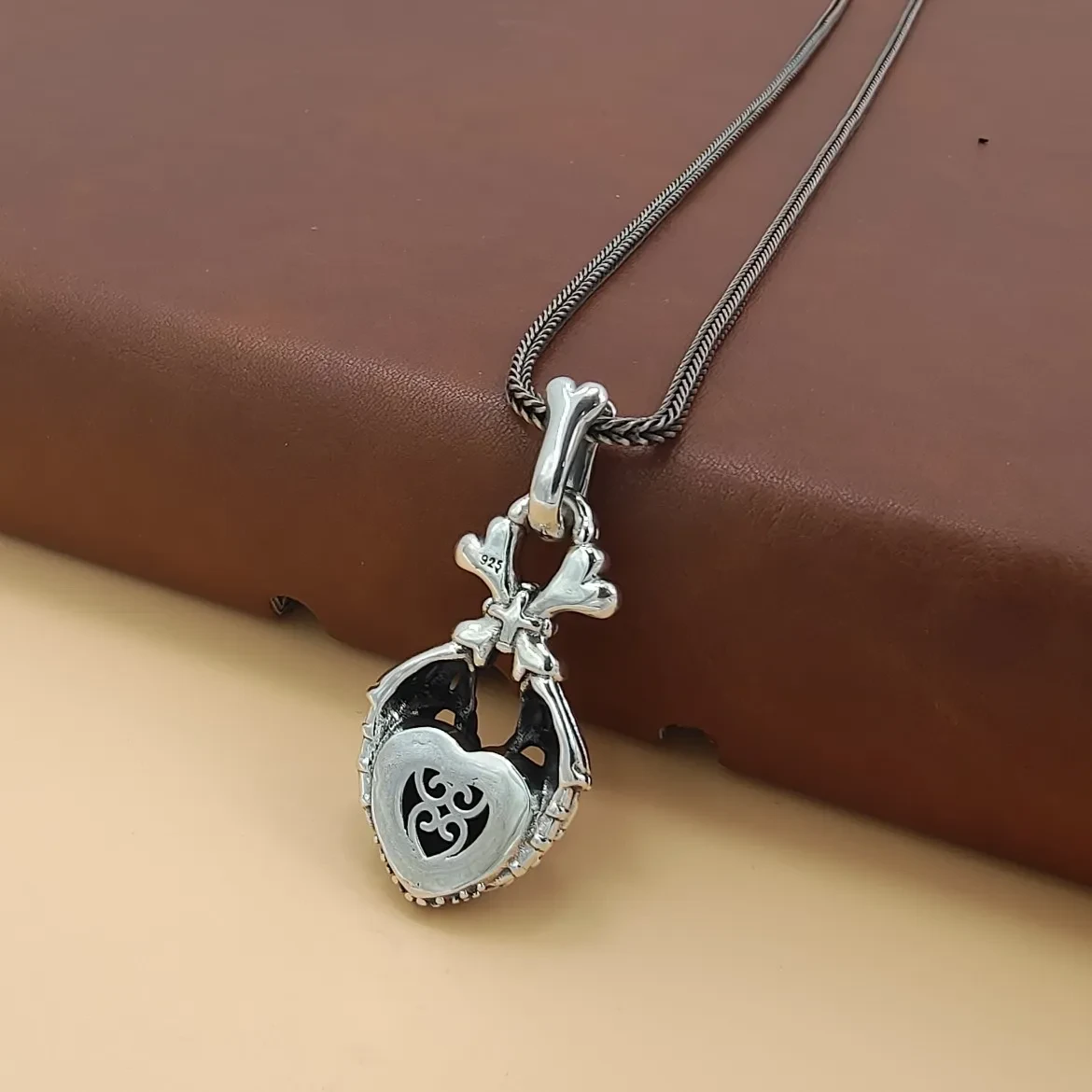Colgante tridimensional de doble cara roto de plata 925 con diamantes