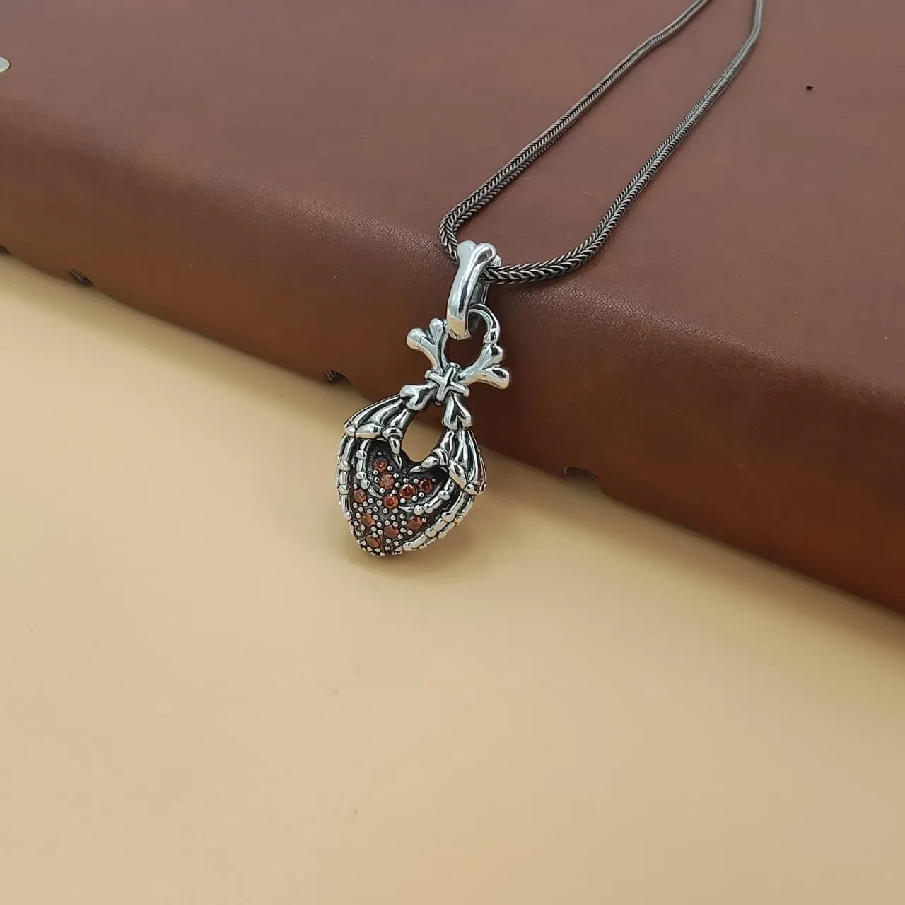 Colgante tridimensional de doble cara roto de plata 925 con diamantes