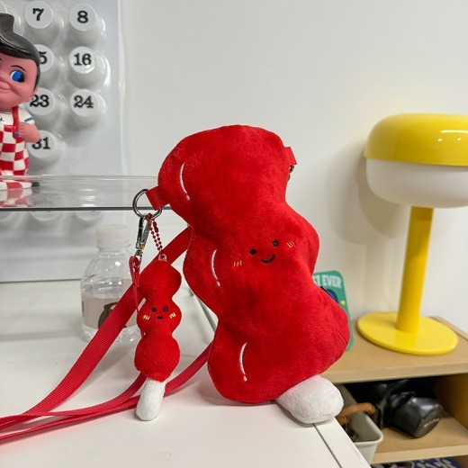 Bolso bandolera de peluche con forma de haws en un palo, recubierto de azúcar