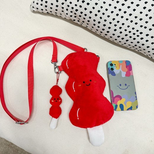 Bolso bandolera de peluche con forma de haws en un palo, recubierto de azúcar
