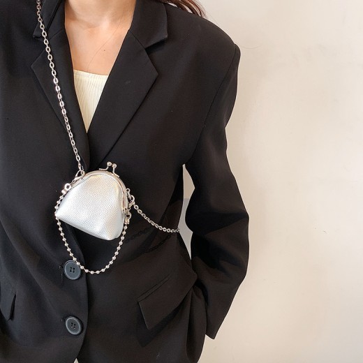Bolso de mujer con miniclip y cadena de metal