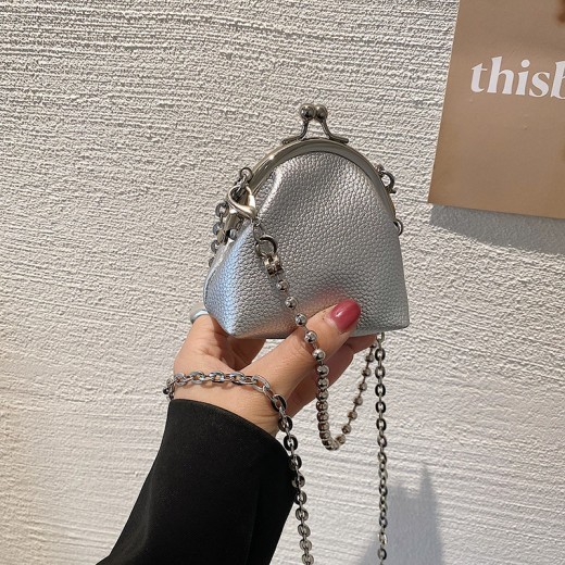Bolso de mujer con miniclip y cadena de metal