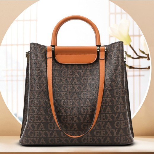 Bolso urbano sencillo y elegante con textura