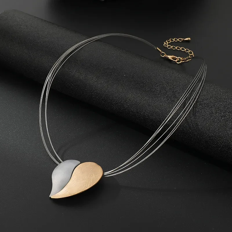 Gargantilla de moda con colgante de amor y costura para mujer