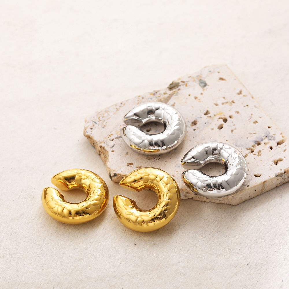 Pendientes sencillos de tubo grueso en forma de C de oro auténtico de 18 quilates