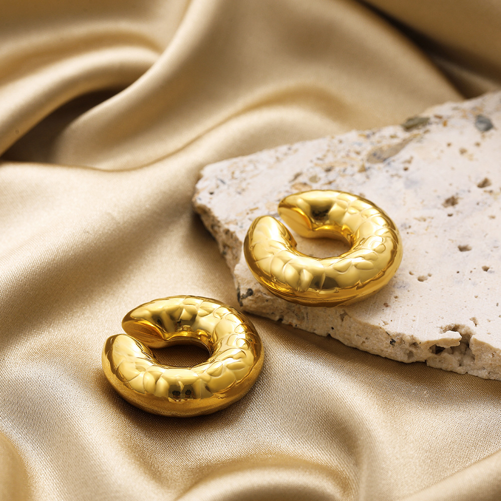 Pendientes sencillos de tubo grueso en forma de C de oro auténtico de 18 quilates