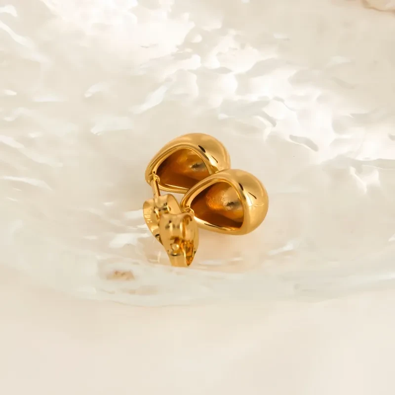 Pendientes de acero y titanio dorados con hilo tridimensional de medio anillo