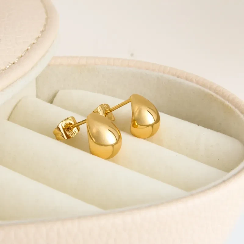 Pendientes de acero y titanio dorados con hilo tridimensional de medio anillo