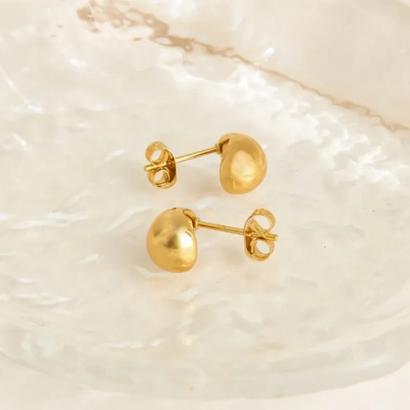 Pendientes de acero y titanio dorados con hilo tridimensional de medio anillo