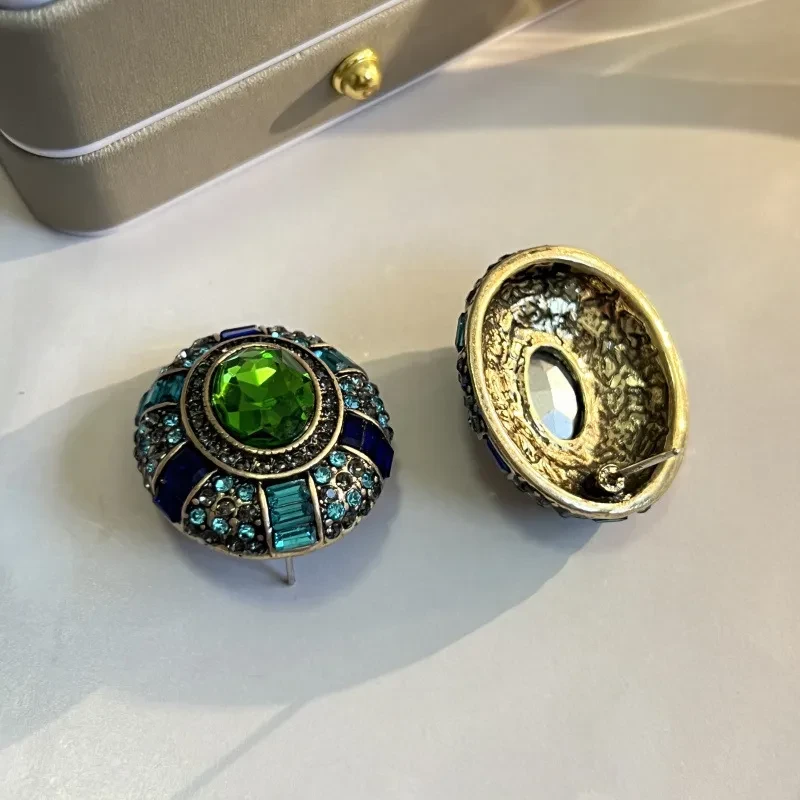 Pendientes antiguos de oro liso vintage con incrustaciones de diamantes de imitación de vidrio de colores