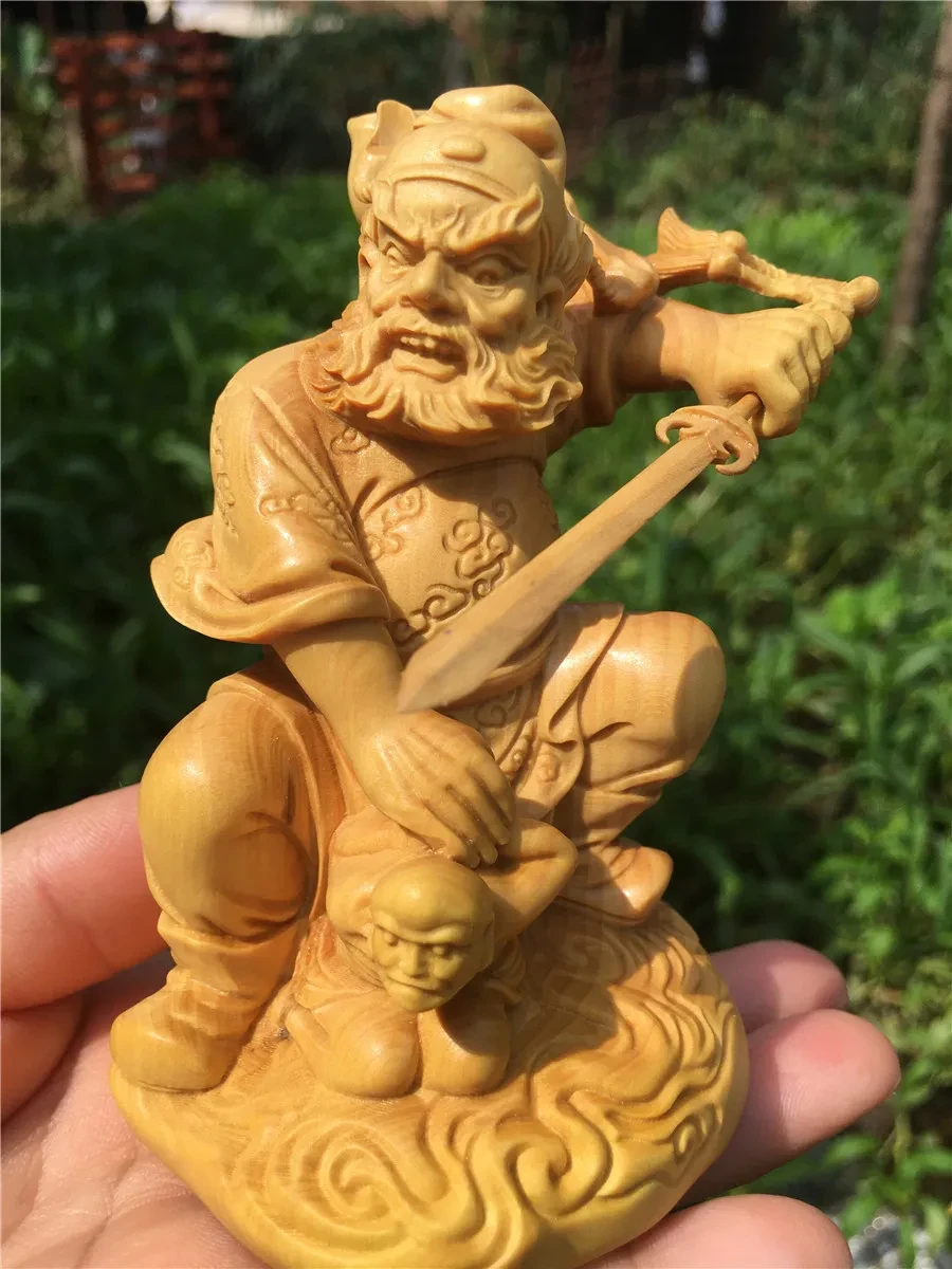 Estatua del dios tallado en madera de boj Thuja