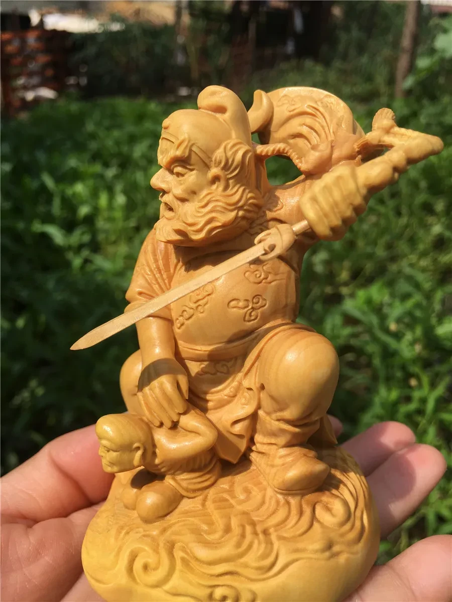 Estatua del dios tallado en madera de boj Thuja