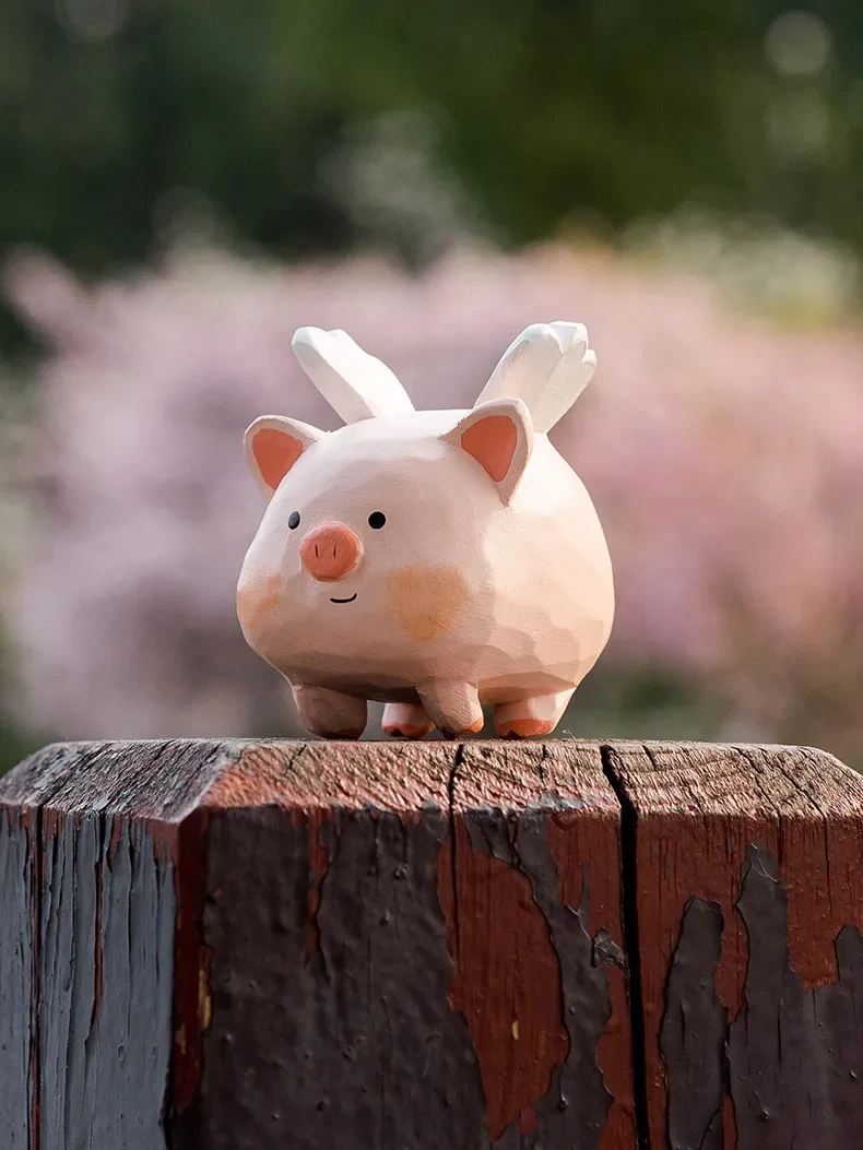 Cerdito volador original tallado en madera para decoración de mesa