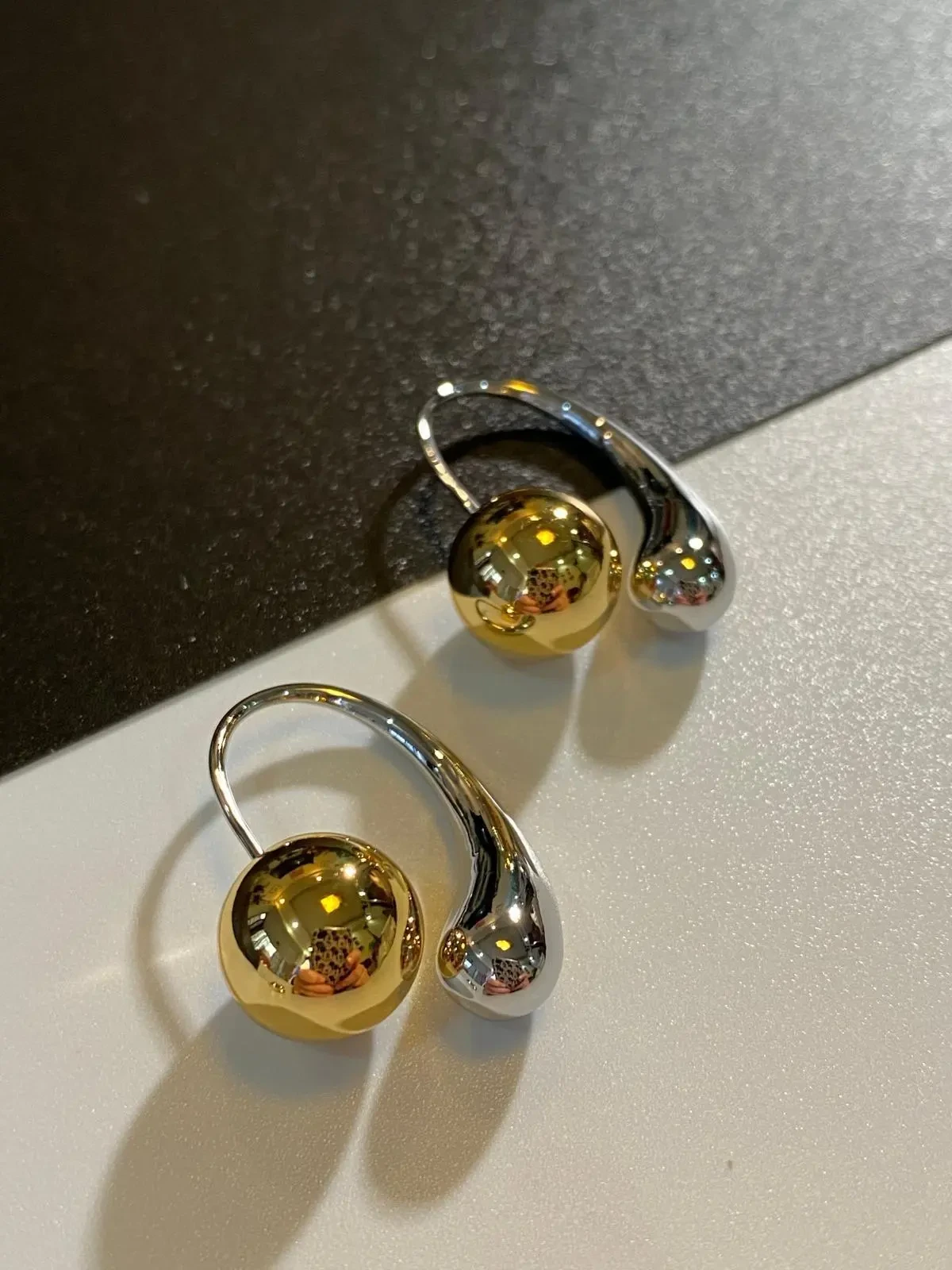 Pendientes únicos de estilo punk con cuentas de metal doradas y colores contrastantes