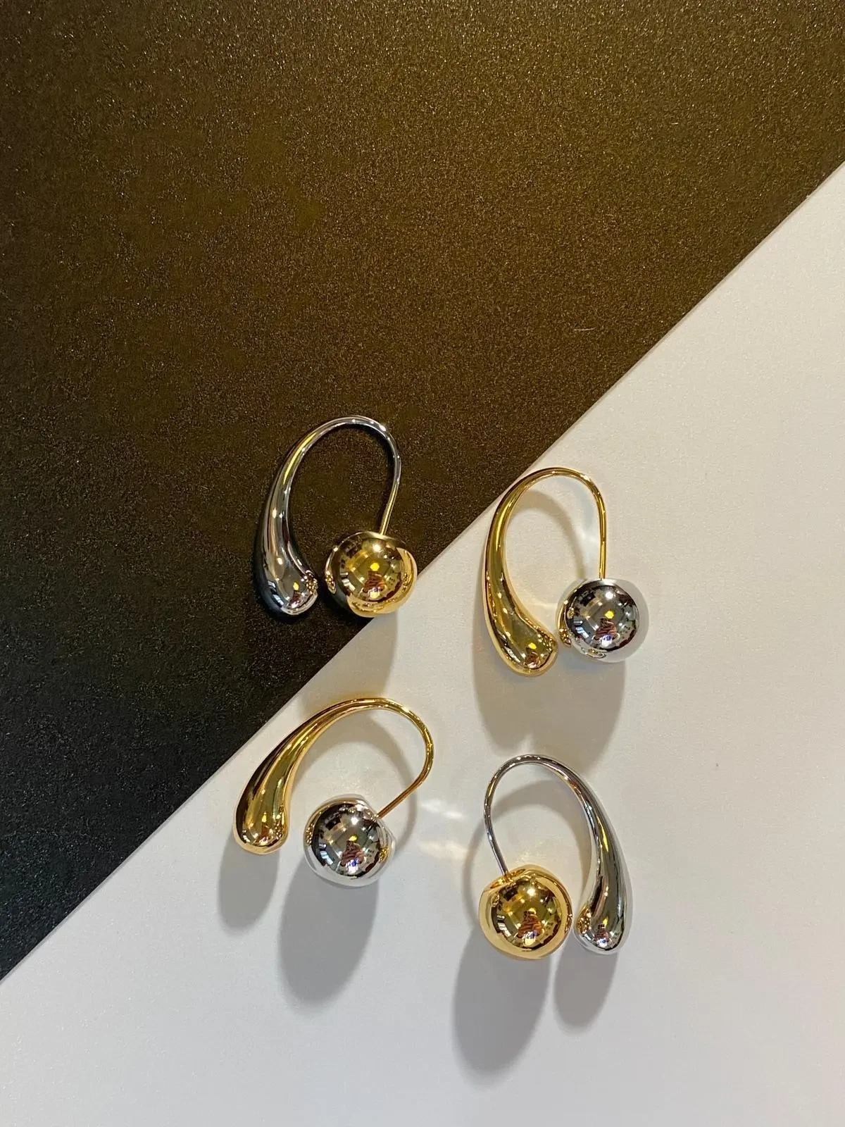 Pendientes únicos de estilo punk con cuentas de metal doradas y colores contrastantes