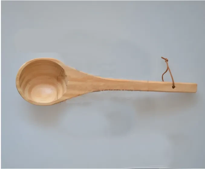 Barril de madera y cuchara de madera.