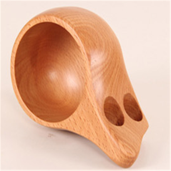 Taza de madera natural primitiva hecha a mano