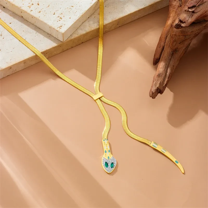 Collar de cadena con cabeza de serpiente, cola de serpiente y huesos de serpiente para mujer