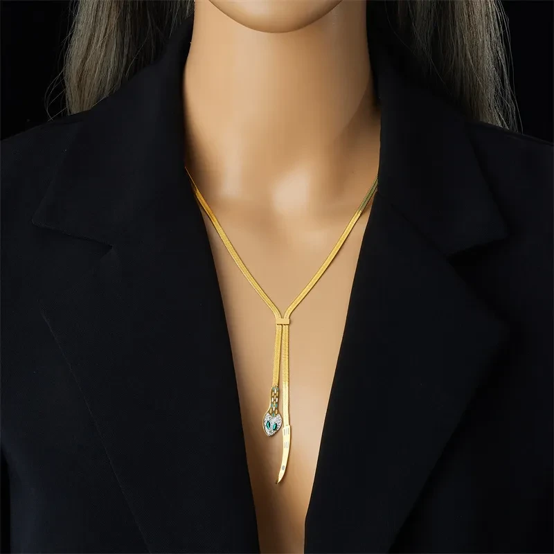 Collar de cadena con cabeza de serpiente, cola de serpiente y huesos de serpiente para mujer