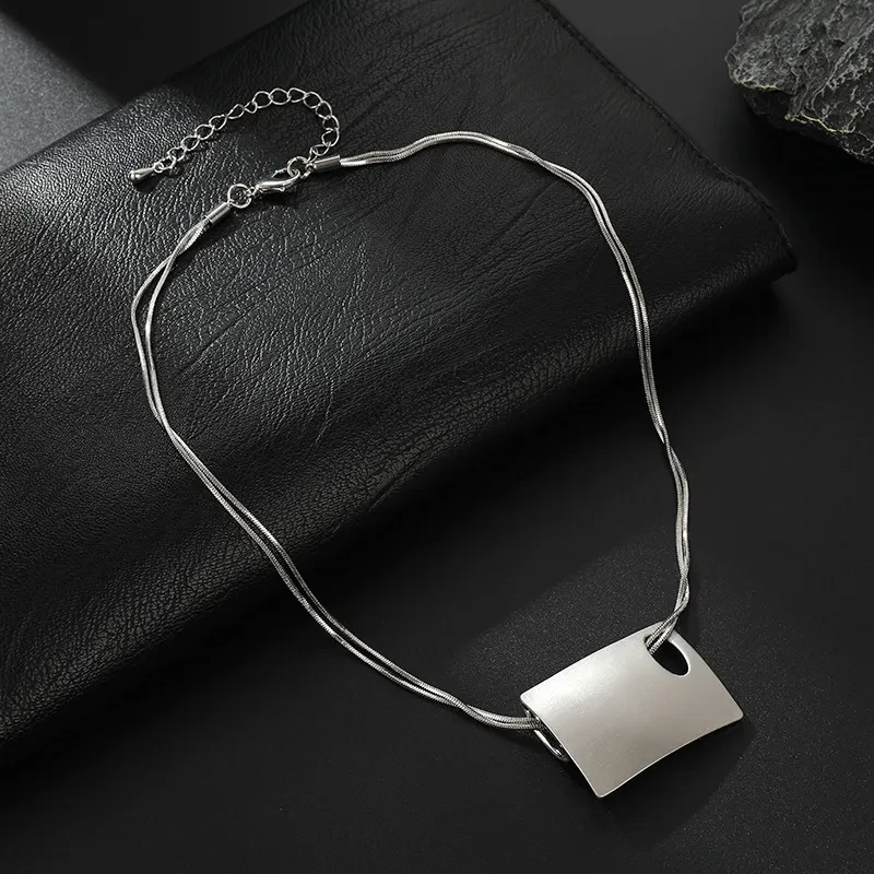 Cadena de clavícula hueca cuadrada Design Sense para dama
