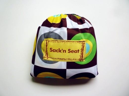 Bao Ma saca a su bebé de la funda de la silla de bebé