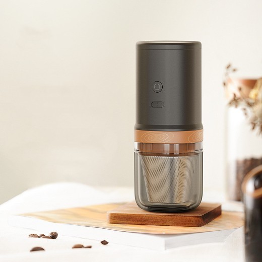 Cafetera portátil integrada para moler y preparar café al aire libre