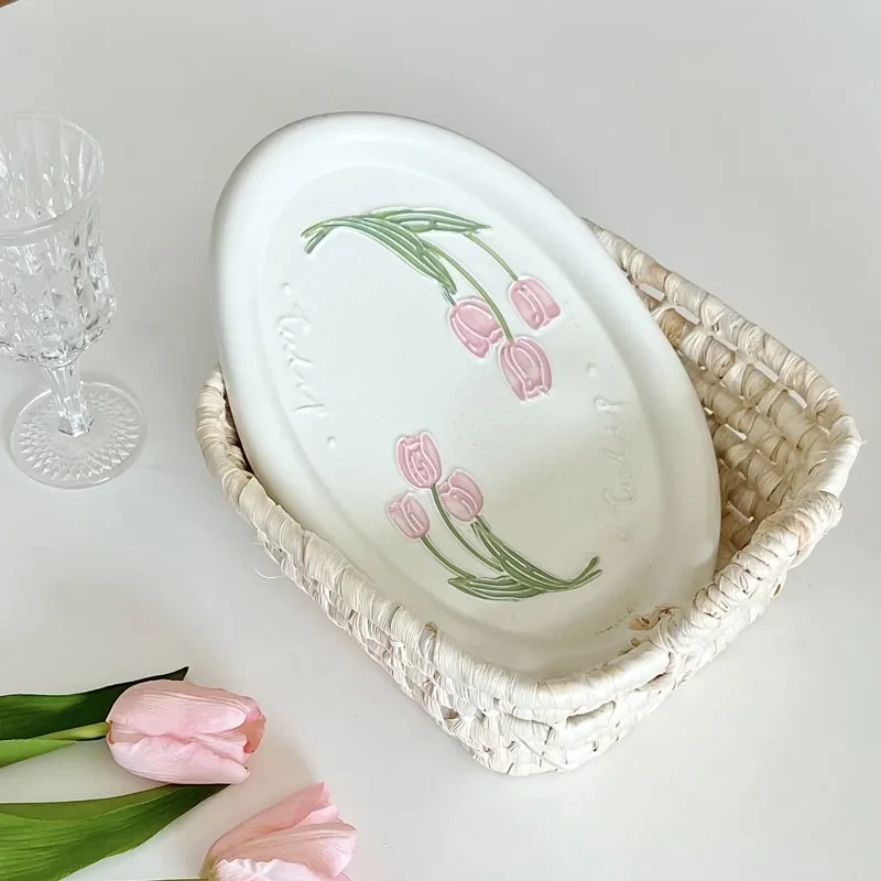 Vajilla de cerámica con tulipán de cala común y relieve francés