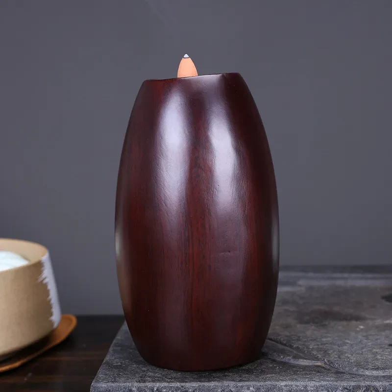 Adornos artesanales de madera roja con reflujo de incienso