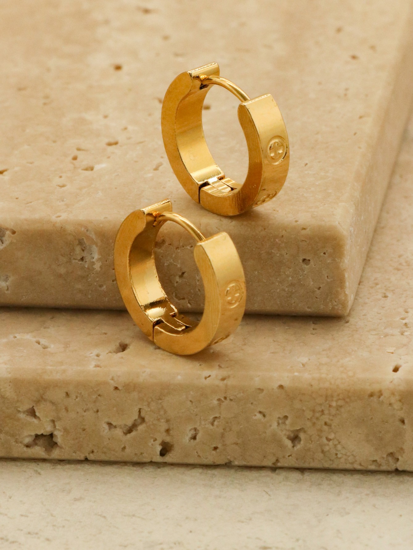 Pendientes clásicos de cruz de acero inoxidable: elegantes pendientes con aros para mujer