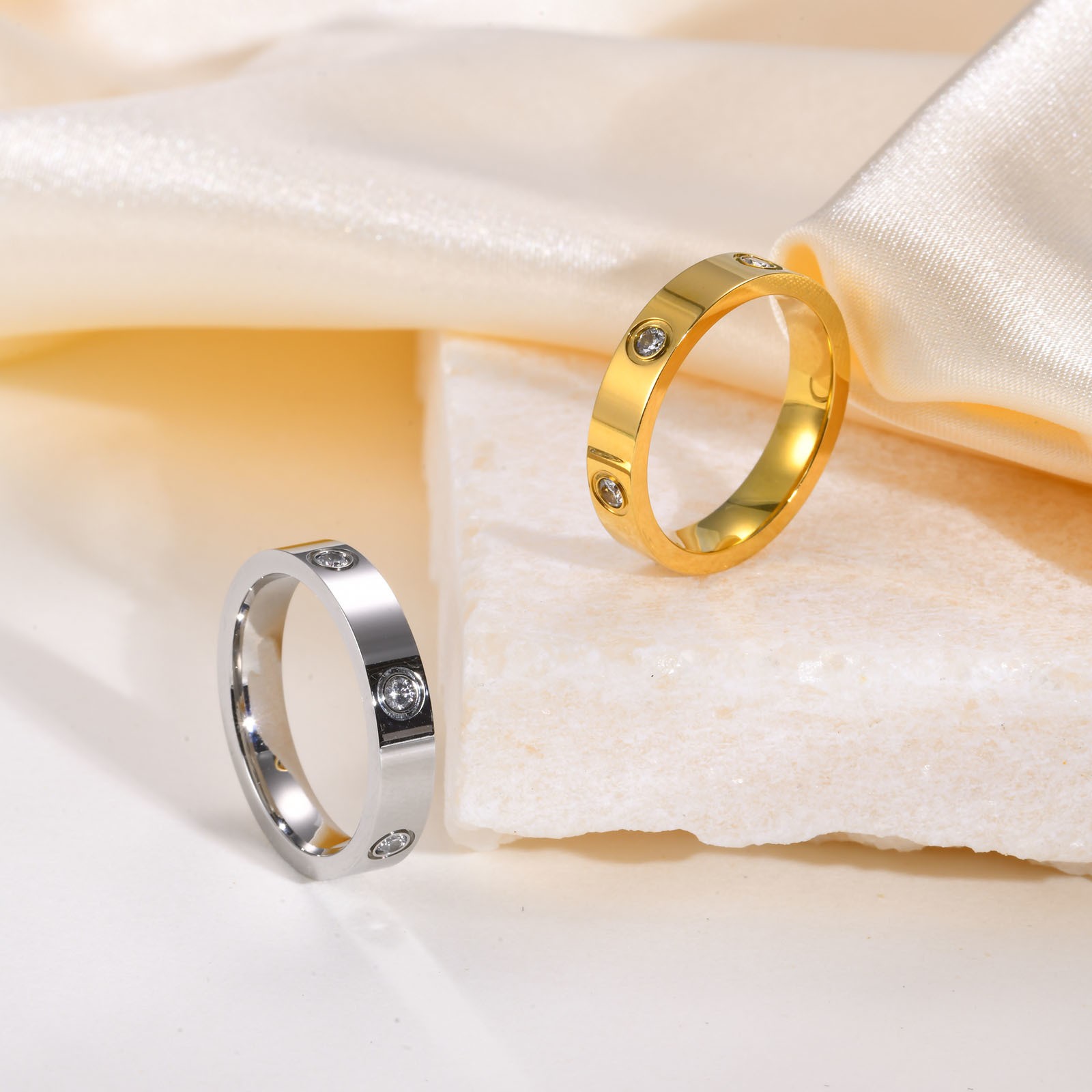 Anillos de compromiso de amor con circonitas cúbicas - Alianza de boda de acero inoxidable chapada en oro