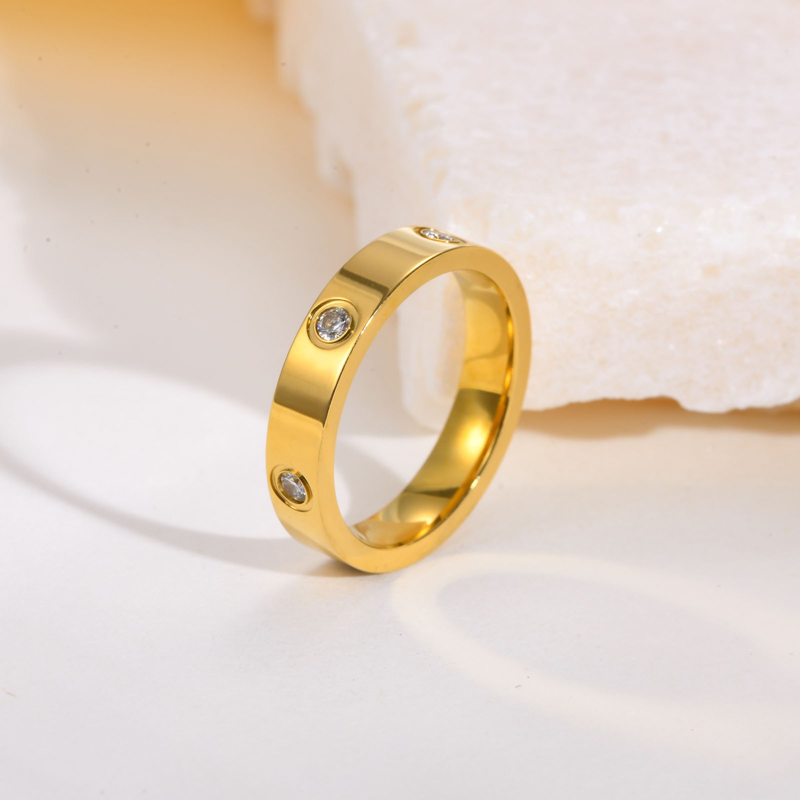 Anillos de compromiso de amor con circonitas cúbicas - Alianza de boda de acero inoxidable chapada en oro