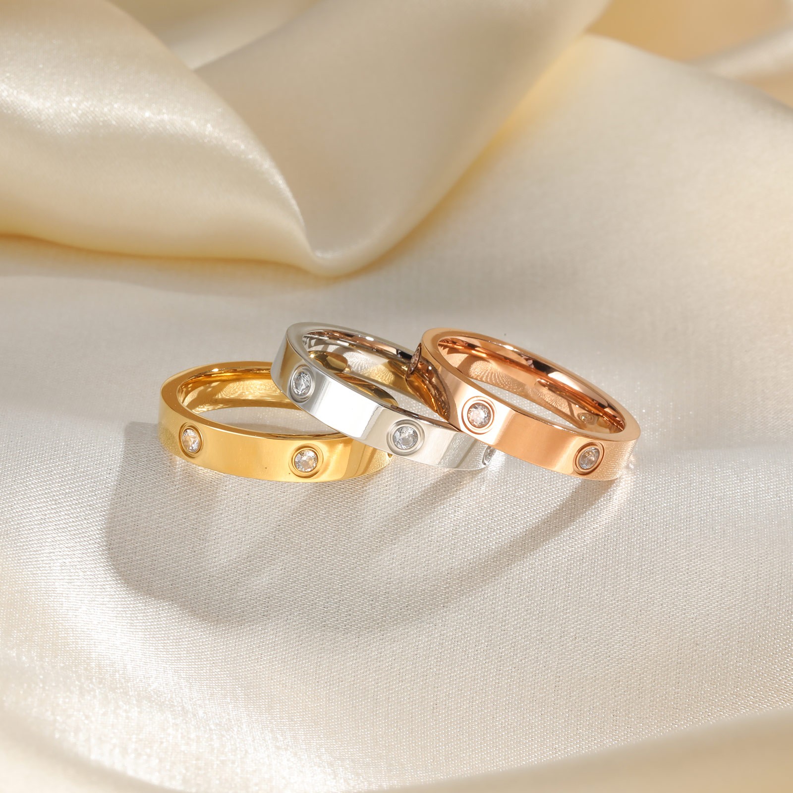 Anillos de compromiso de amor con circonitas cúbicas - Alianza de boda de acero inoxidable chapada en oro