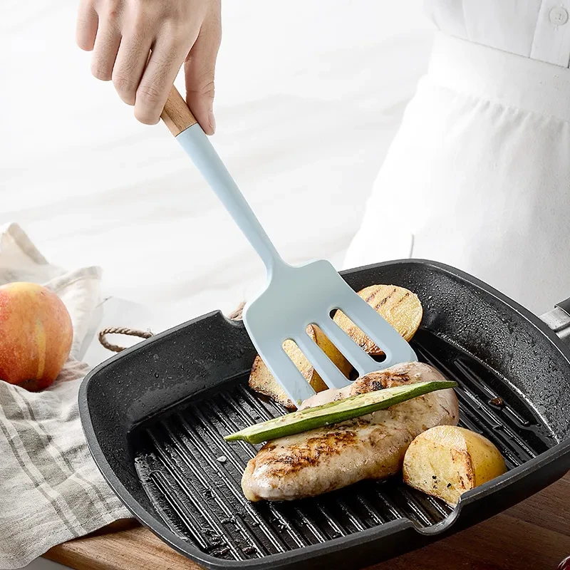 Juego de utensilios de cocina de silicona con mango de madera de color blanco cremoso