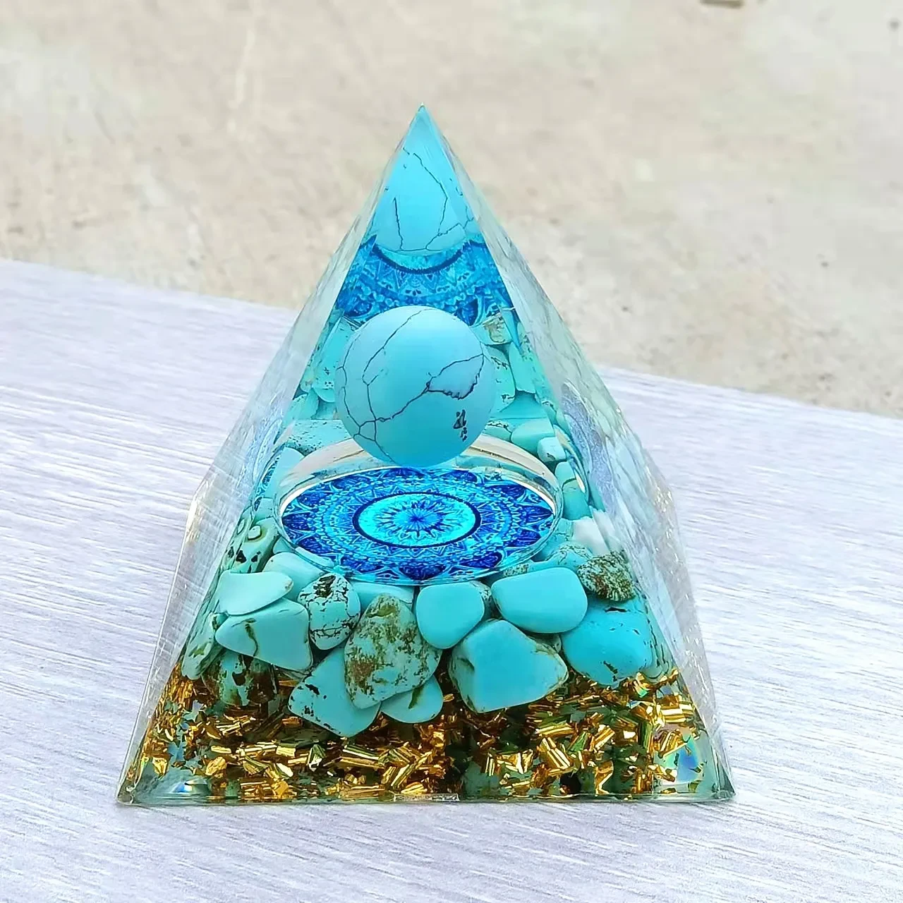 Adorno piramidal de piedra de cristal, piedra triturada, artesanías de resina epoxi