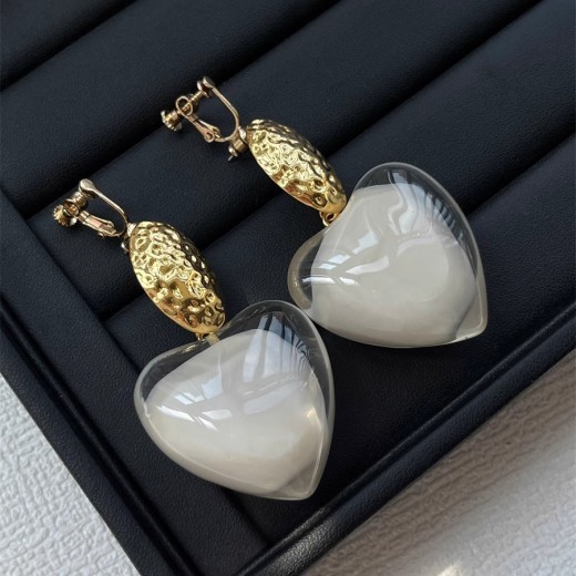 Pendientes de corazón de resina blanca