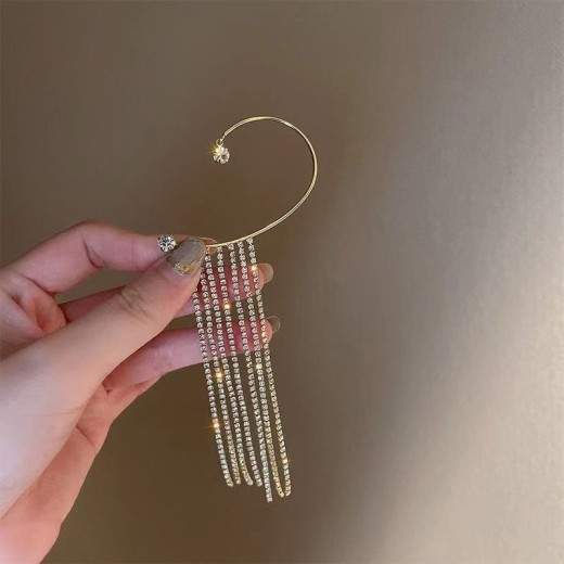 Gancho para la oreja con borla de cadena larga