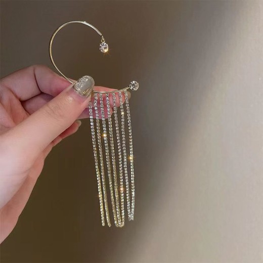Gancho para la oreja con borla de cadena larga