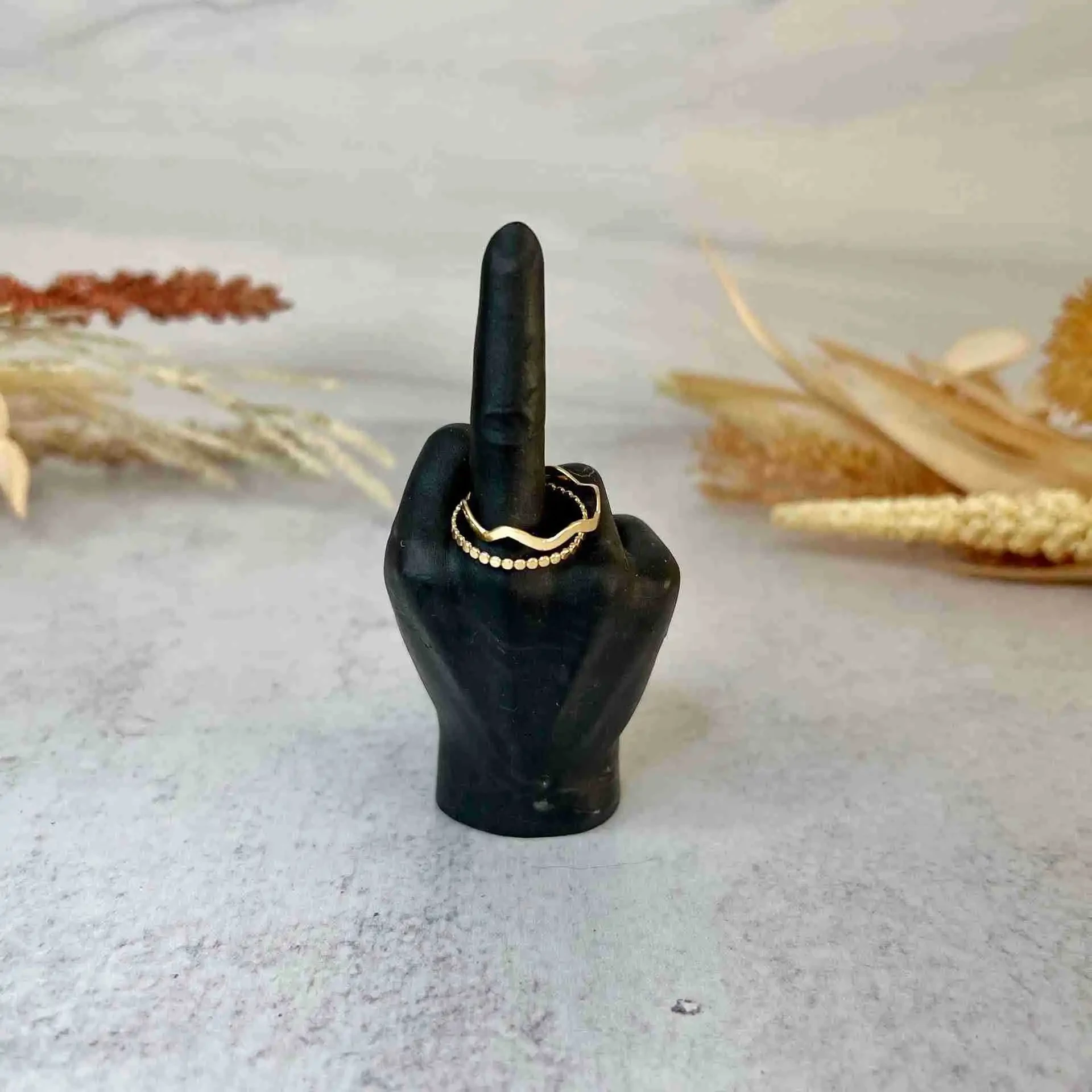 Adorno artesanal de resina para el dedo medio
