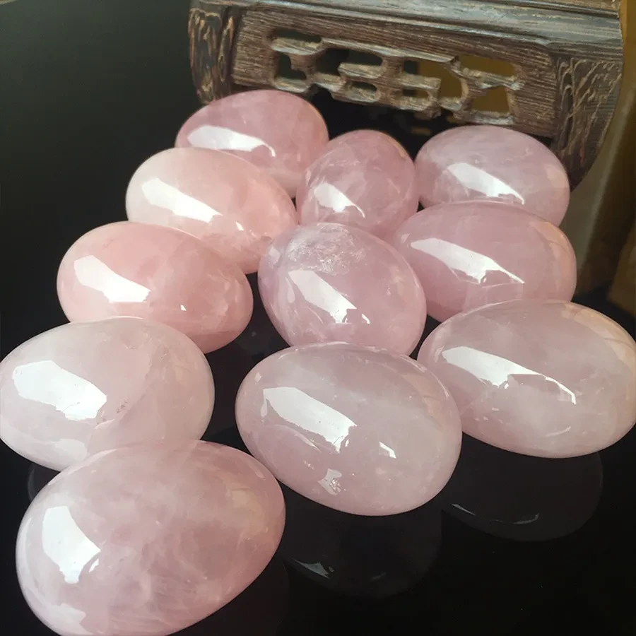 Adornos artesanales de cristal con forma de huevo natural