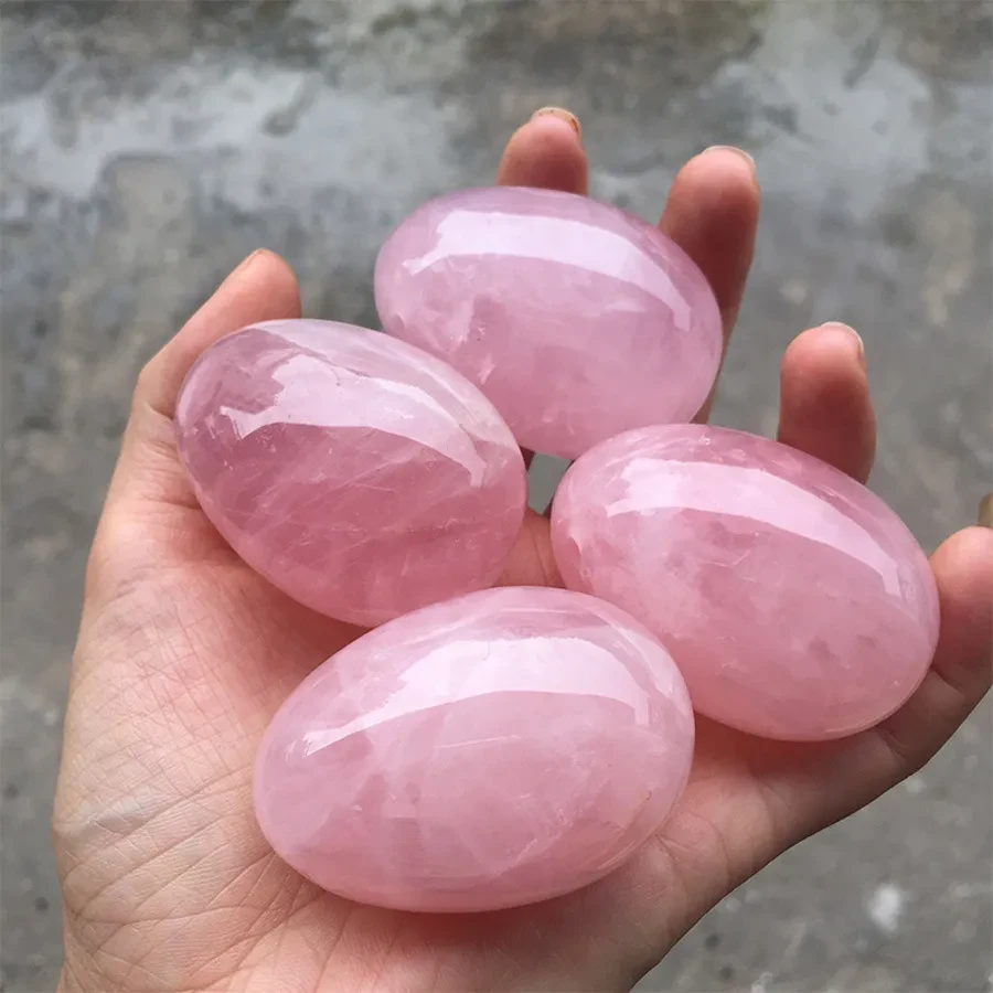 Adornos artesanales de cristal con forma de huevo natural