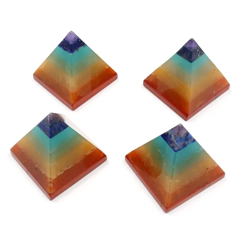Pirámide de chakras colorida de piedra de cristal natural