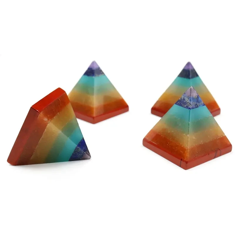 Pirámide de chakras colorida de piedra de cristal natural