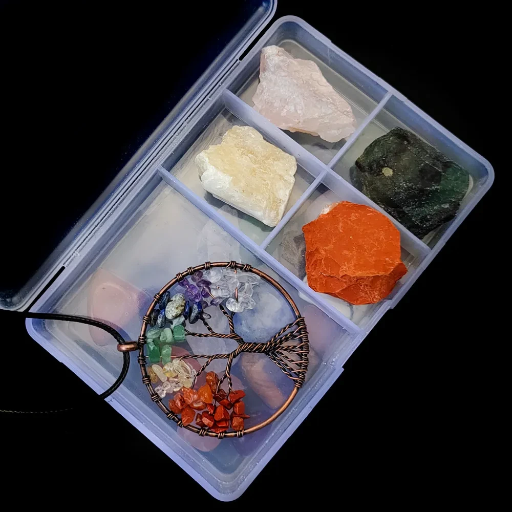 Juego de colgantes de piedra rugosa con adornos de los siete chakras